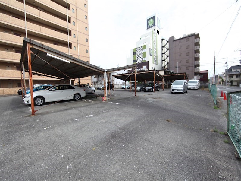 アーバンラックス今池 敷地内平面駐車場（屋根付き区画有り）