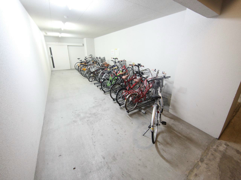 プライムアーバン上前津 屋根付き駐輪場