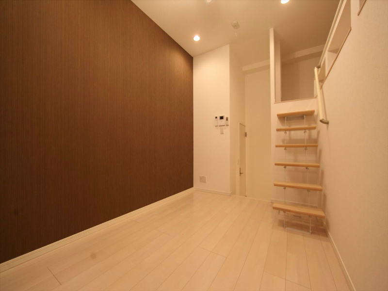 グランビル上小田井 洋室6.1帖　上階ロフト6.4帖（収納でも部屋でも使えます）