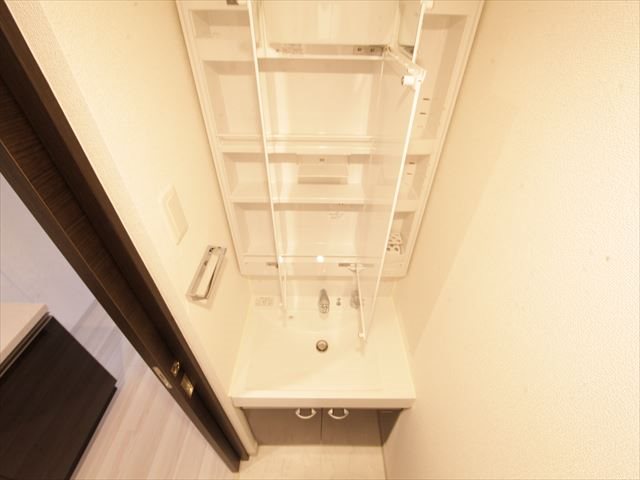 エステムコート名古屋平安通クチュール 脱衣所　独立洗面台（シャンプードレッサー付き）