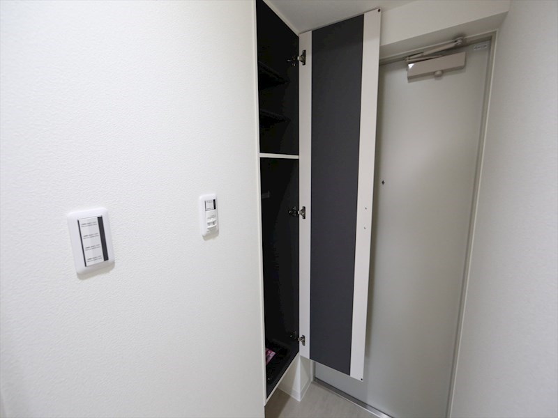 キャナルスクエア 玄関　姿見鏡付シューズボックス（収納充実してます）