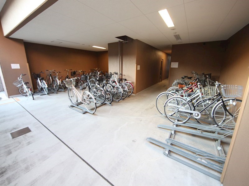 プレサンス上前津リラクシア  屋根付き駐輪場
