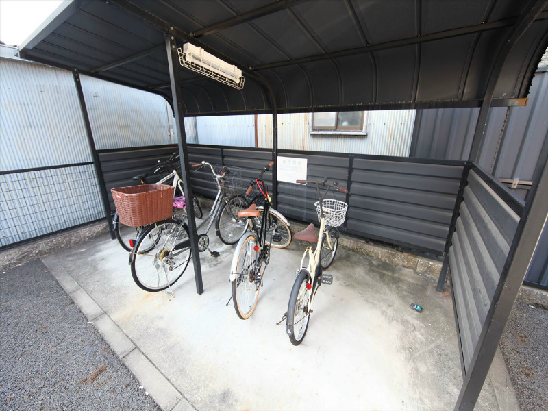 ホワイトキューブ 屋根付き駐輪場