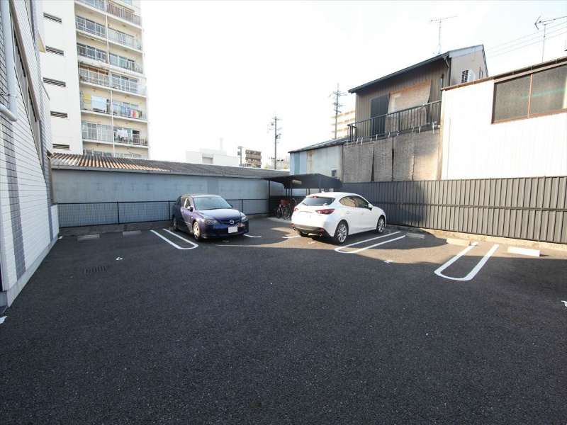 ホワイトキューブ 敷地内平面駐車場