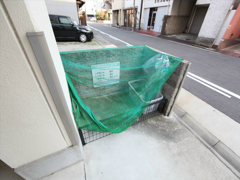 ホワイトキューブ 敷地内ゴミ捨て場