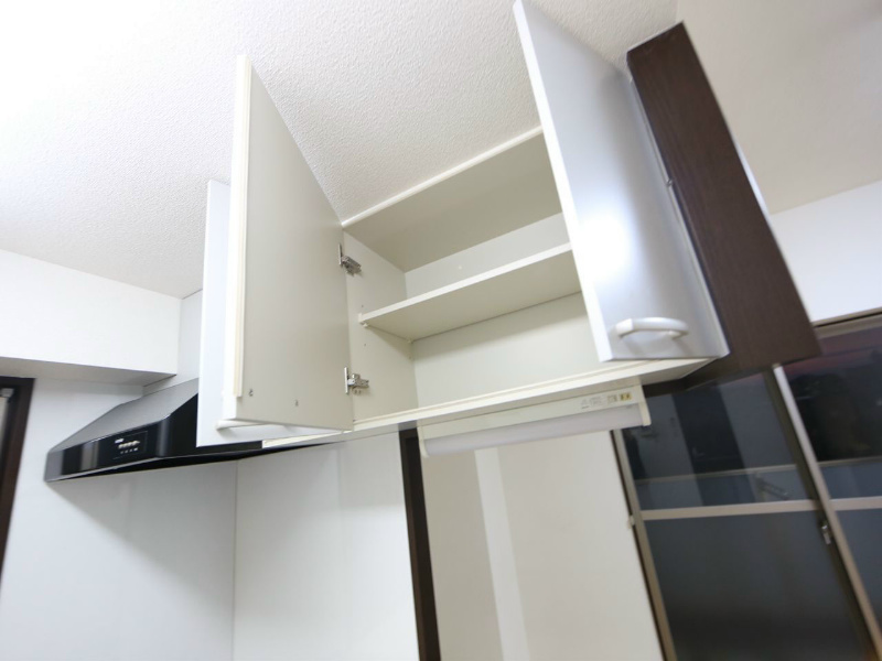 アースヒル東白壁 キッチン上部　収納棚付