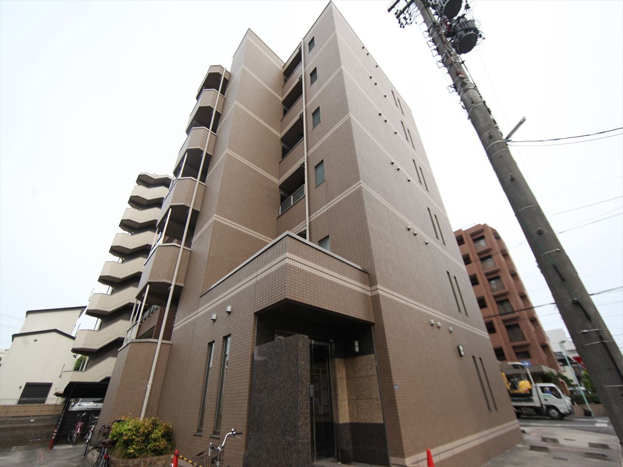 外観 TVインターホン 屋根付き駐輪場 敷地内平面駐車場