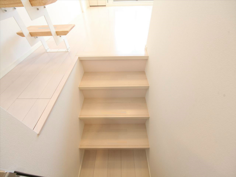 グランツ六番町 廊下からお部屋へステップフロアになっています