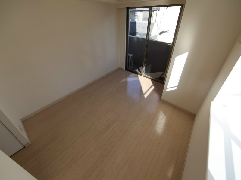 カレント新栄 洋室7.4帖　角部屋　出窓付（換気良好）エアコン完備