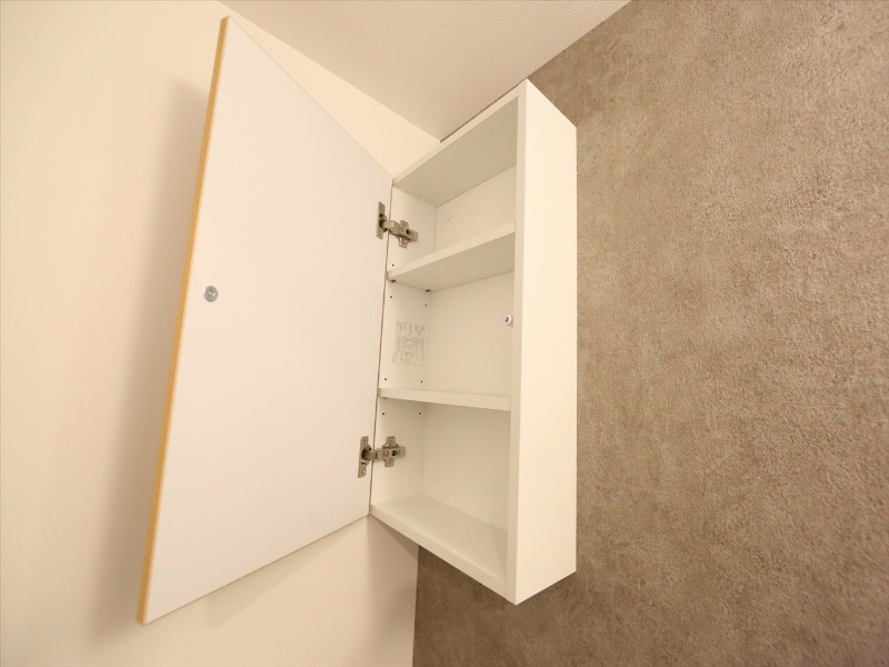セレニティー金山 トイレ上部に収納棚付き