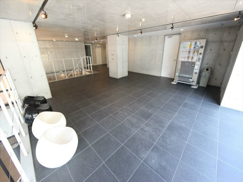 スクエア名駅南 ロビー　自動販売機完備