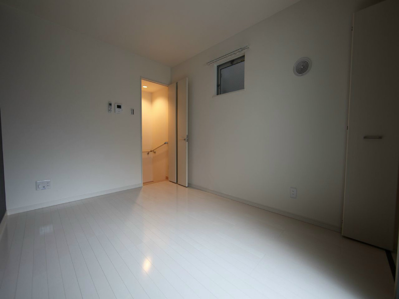 グランコンフォール米野Ⅳ 上階洋室6帖　地下室洋室6帖（収納としても使えます）
