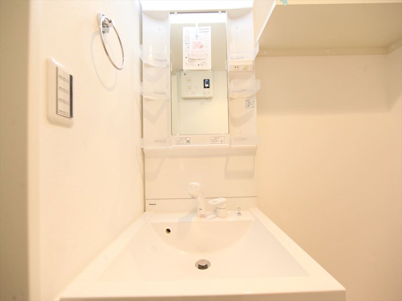 カレラ 脱衣所　独立洗面台（シャンプードレッサー）洗濯機用意できます