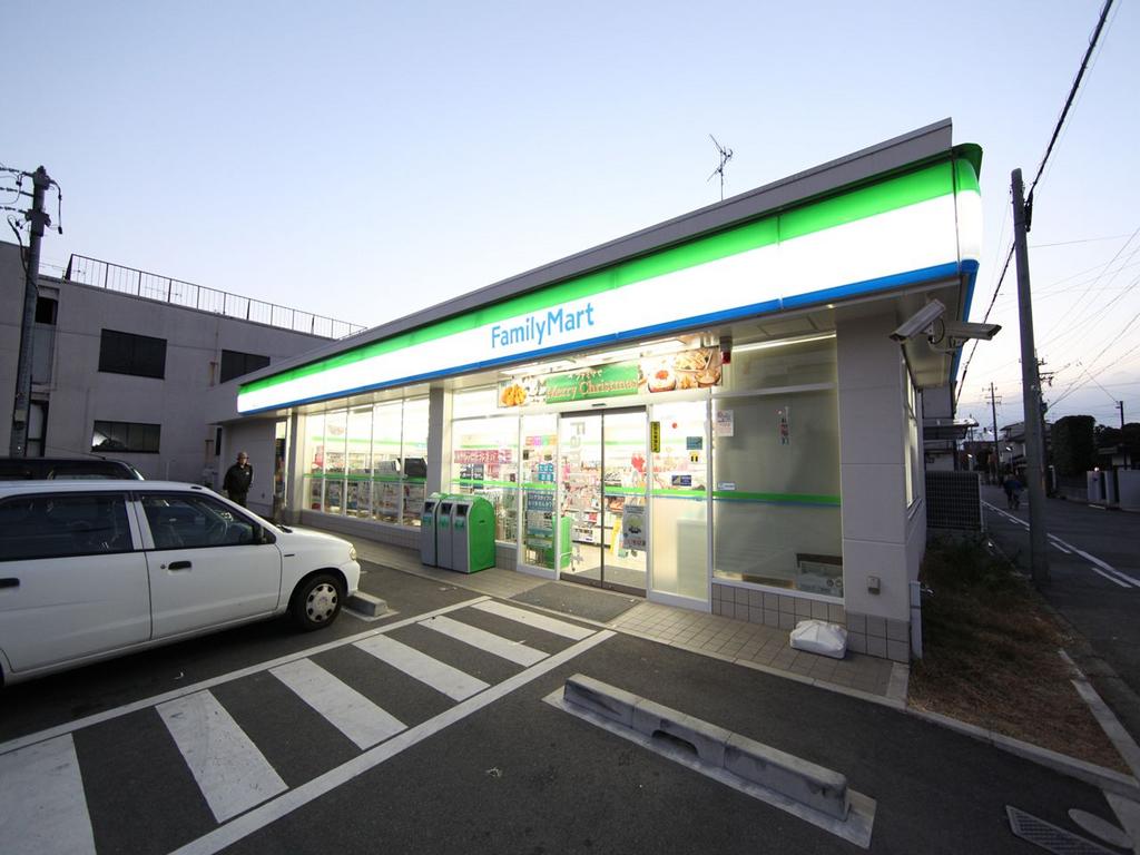 サングレース ファミリーマート 駒止町店 (コンビニ)