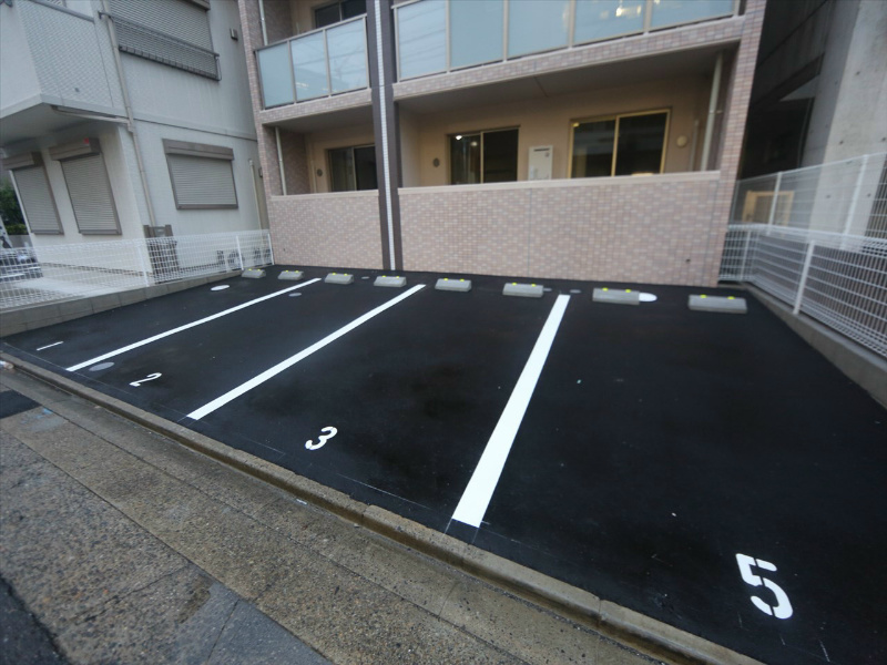 グランシャトゥ那古野 敷地内平面駐車場