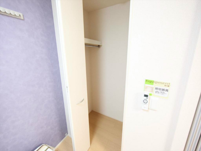 ヴィオーラ八番Ａ クローゼット　左右にハンガーパイプがあります