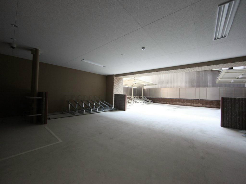 プレサンス丸の内レジデンス 屋根付駐輪場
