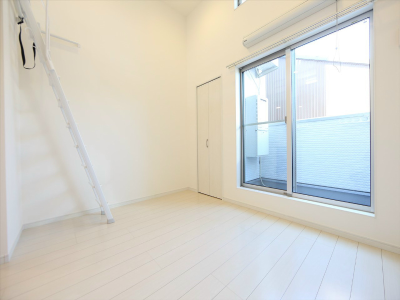 ヒルブライトン 洋室5.6帖　ロフト5.1帖（収納でもお部屋でも使えます）