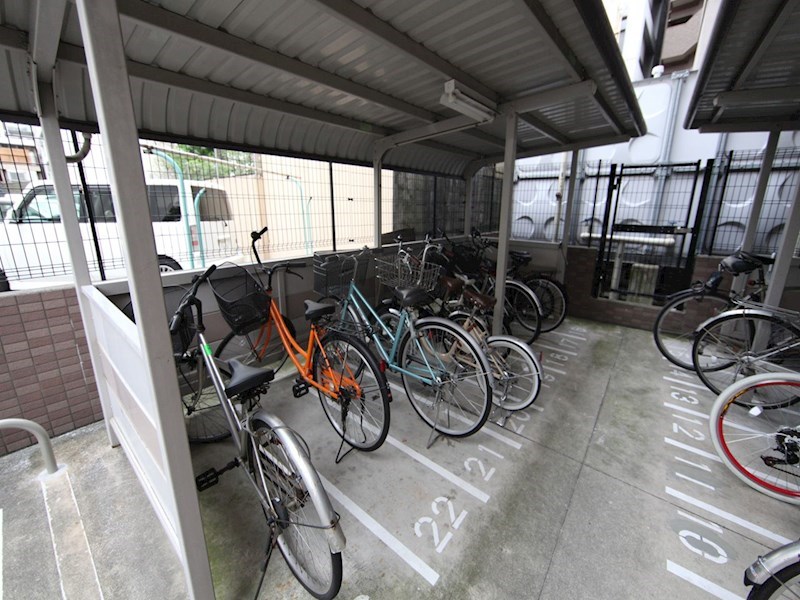 フォレスト2001 屋根付き駐輪場