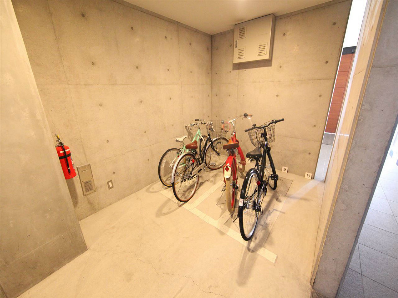 吹上アパートメント 屋根付き駐輪場