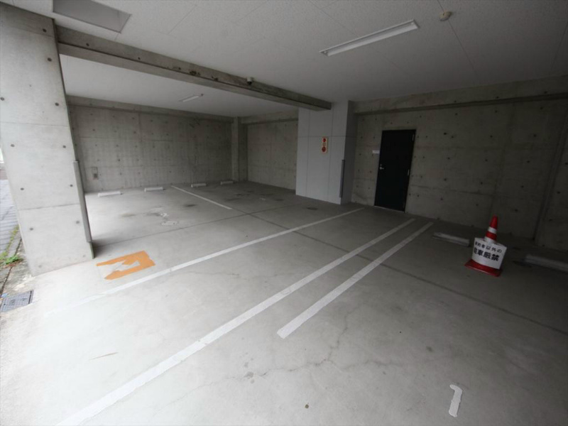 吹上アパートメント 敷地内屋根付平置駐車場