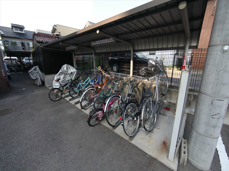 ルトゥール 屋根付き駐輪場