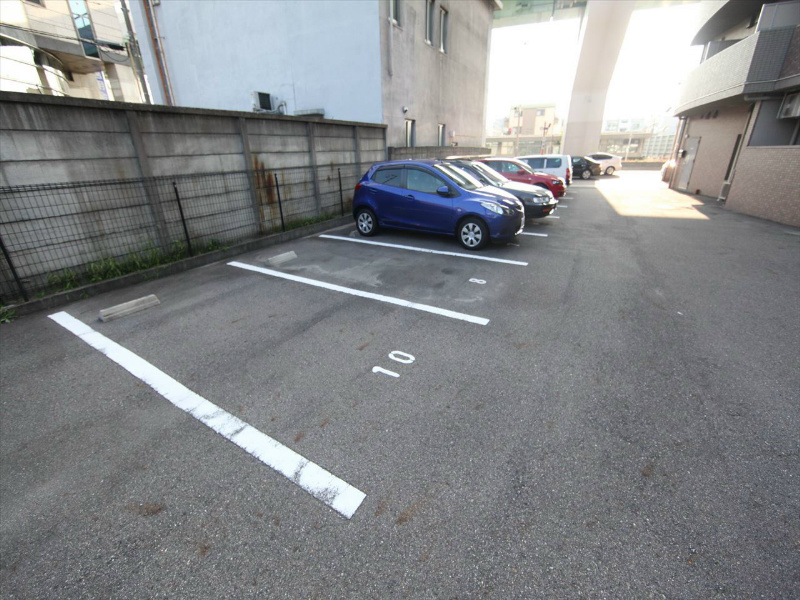 ルトゥール 敷地内平面駐車場