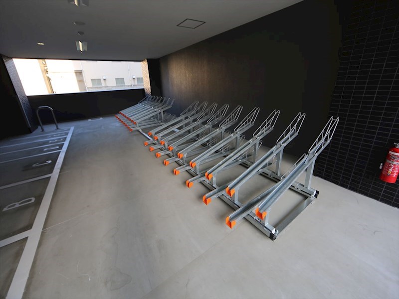 プレサンス上前津プレス 屋根付き駐輪場