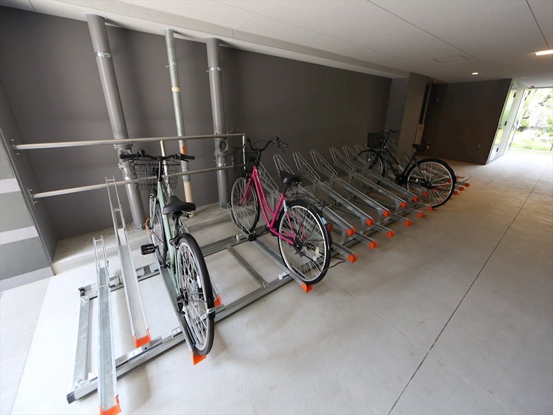 プレサンスＴＨＥ栄 屋根付き駐輪場