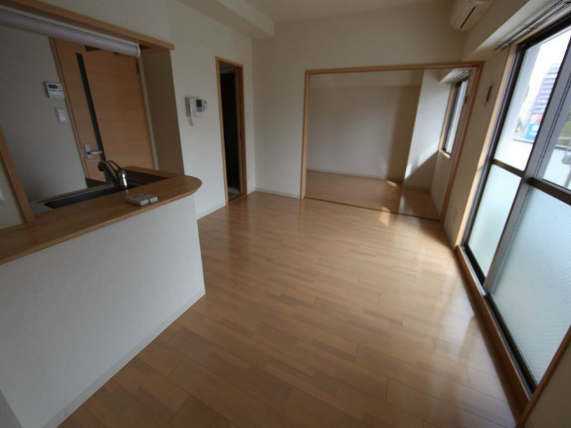 アースヒル東白壁 ＬＤＫ11.0帖　洋室6.0帖　繋げて使用できます