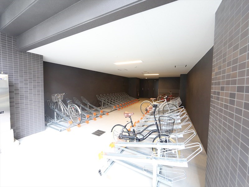 プレサンス上前津フィット 屋根付き駐輪場