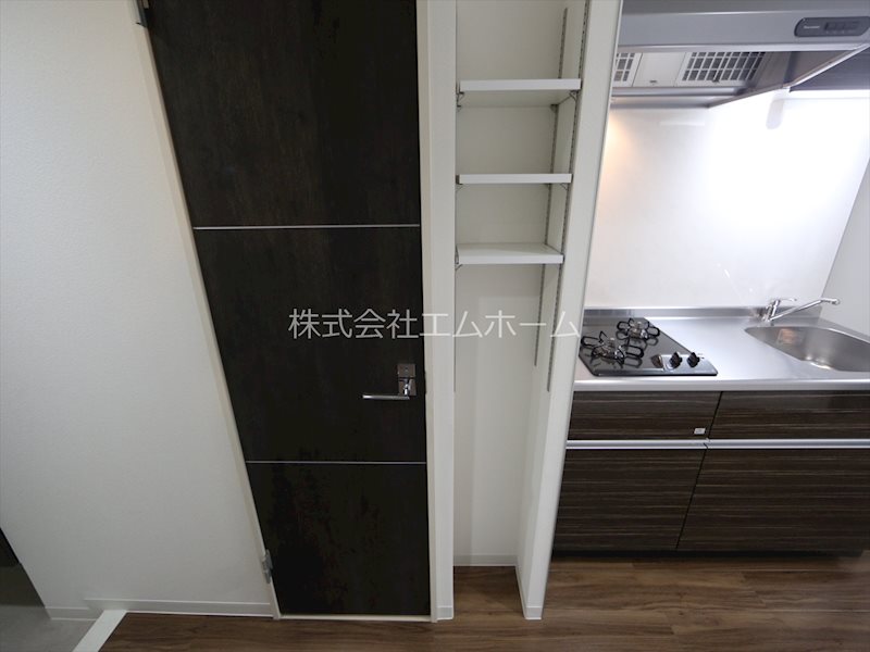 ヴェルドミール キッチン横収納棚付