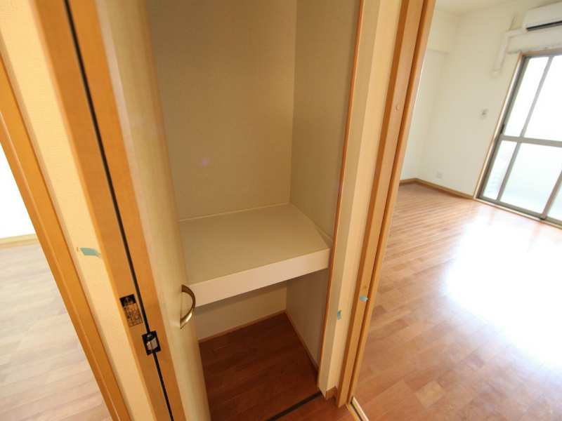 ヴェネチアプリモ 通路にある収納棚
