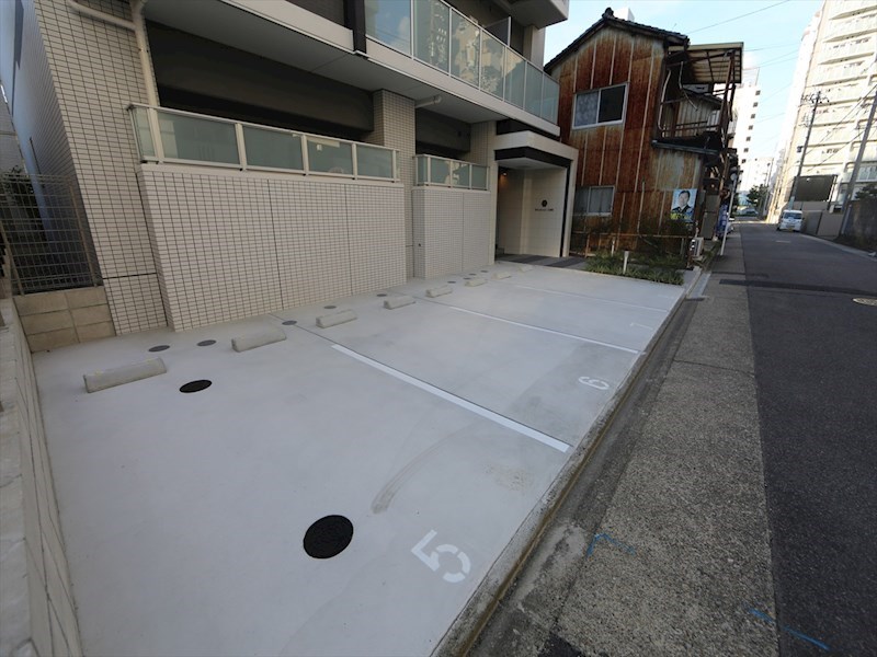 グラディアン大曽根 敷地内平面駐車場