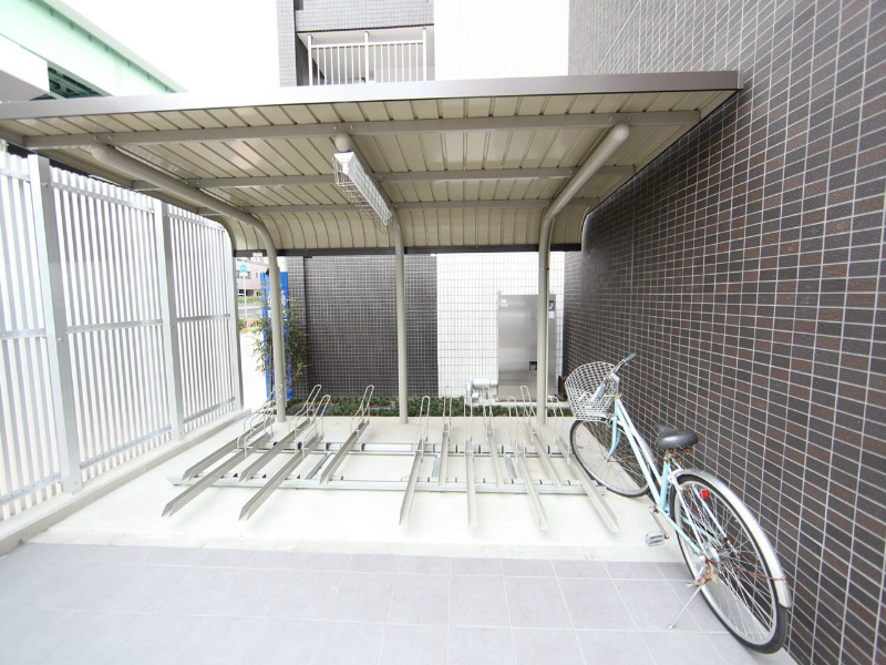 スティングレイつるま 屋根付き駐輪場