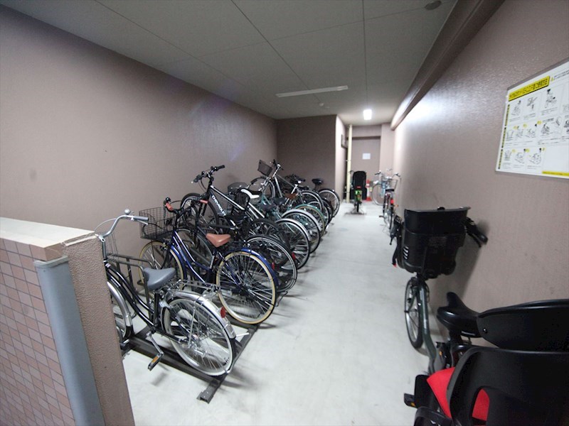 ランドハウスグランドウエスト 屋根付き駐輪場
