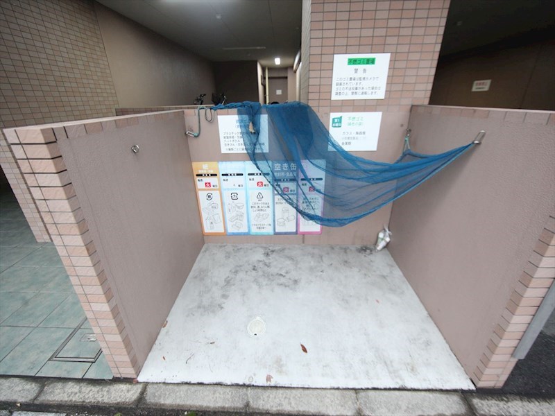 ランドハウスグランドウエスト 敷地内ゴミ捨て場