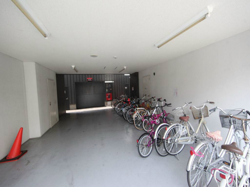 レジディア鶴舞 敷地内屋根付駐輪場置き場