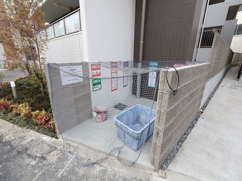 ＩＥ新栄 敷地内ゴミ捨て場