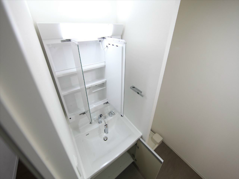 CORNES HOUSE NAGOYA（コーンズハウスナゴヤ） 脱衣所　独立洗面台（シャンプードレッサー付）収納スペース有