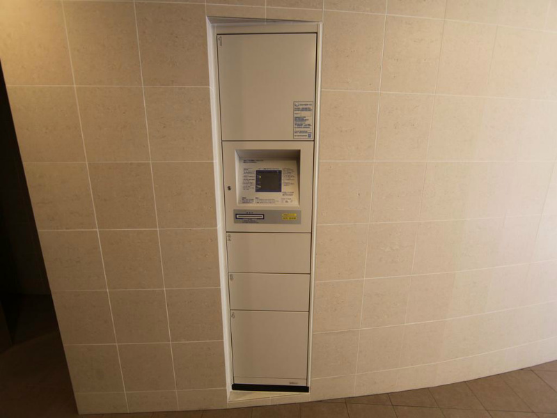 アモンフォンテーヌ エントランス　宅配ＢＯＸ付　不在時に荷物を受け取ることができます