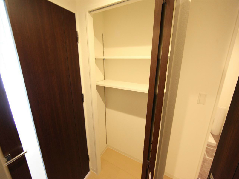 ステーションウエストタワー 廊下にある収納棚（収納充実してます）
