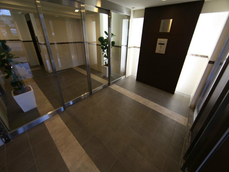 ａＬＡＴＯ白壁 エントランス　オートロック付　宅配ＢＯＸ付　防犯カメラ付