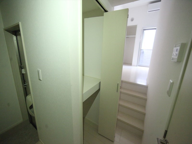テラス吹上 廊下にある収納（収納充実してます）