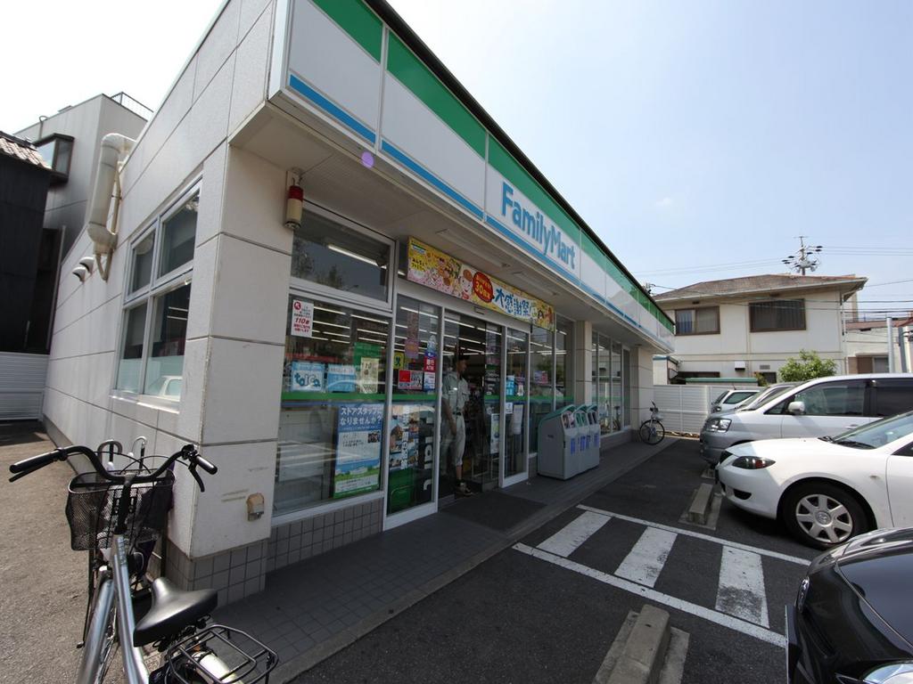 Ｇｒａｎｄｅ吹上（グランデ吹上） ファミリーマート 昭和安田通三丁目店 (コンビニ)