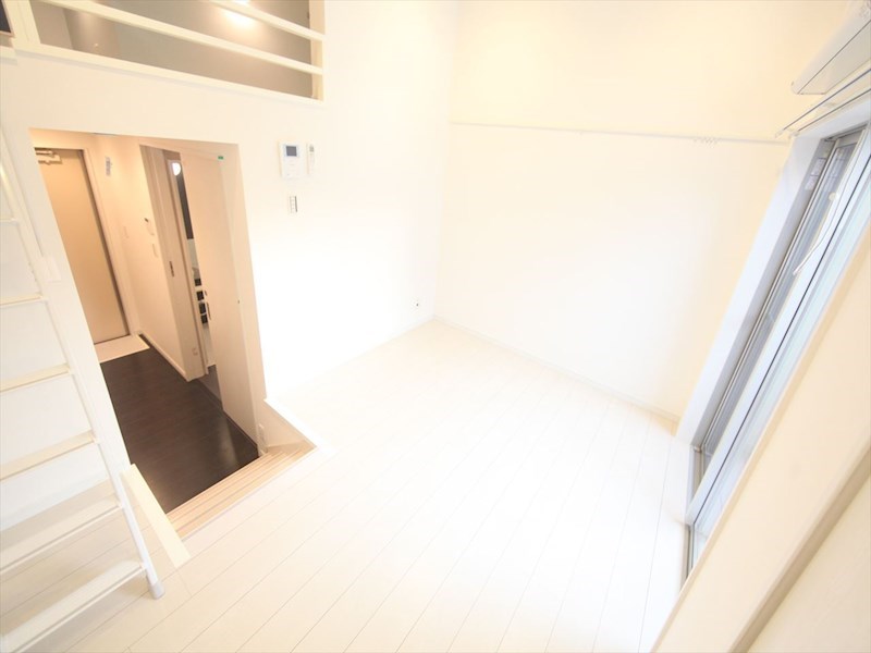 Ｍ’ｓｔｏｍｏｒｒｏｗ（エムズトゥモロー） 洋室5.6帖　ロフト4.9帖（収納にも寝室にも使えます）