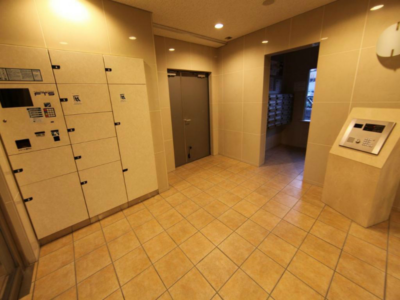 グレイス泉 エントランス　防犯カメラ　オートロック　宅配ＢＯＸ（不在時に荷物を受けます