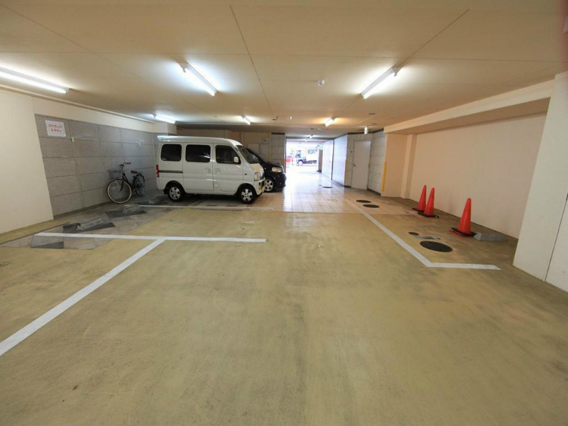 グレイス泉 敷地内平置駐車場　バイク置き場