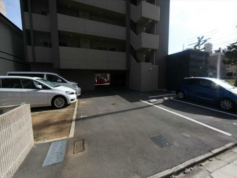 ラトゥール代官町 敷地内平面駐車場