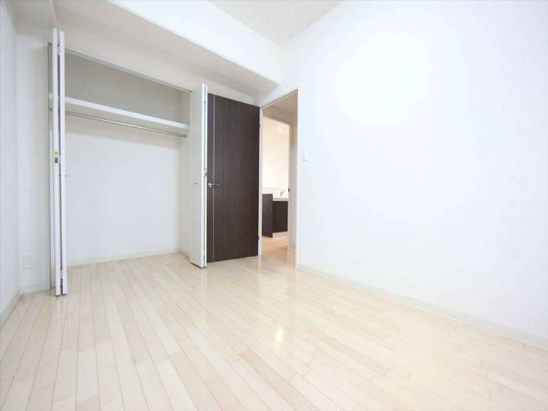 ラトゥール代官町 洋室6.8帖　クローゼット付（収納充実してます）